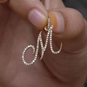 Colgante con la letra M de moissanita auténtica de 1,50 ct, chapado en oro amarillo de 14 quilates, regalo para hombre y mujer.