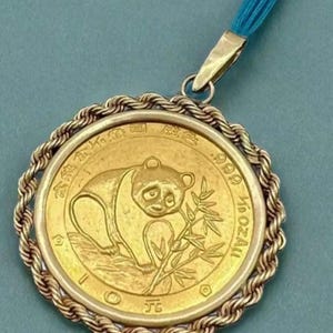 Colgante de panda chapado en oro blanco de 14 quilates. Cadena gratis. Disponible en India.