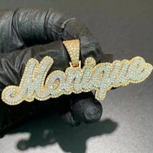 Colgante de moissanita auténtica de corte redondo de 2,50 quilates con nombre personalizado, chapado en oro amarillo de 14 quilates, joyería de hip hop, regalo de cumpleaños