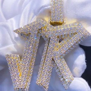 Colgante de moissanita personalizado / 3,30 quilates de peso total / Colgante con letra personalizada para hombre / Baño de oro amarillo de 14 quilates / Dije personalizado / Joyería de hip hop