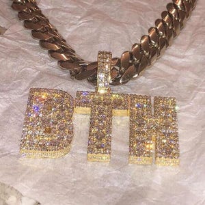 Colgante de moissanita auténtica de corte redondo de 3,10 quilates con letra personalizada, chapado en oro rosa de 14 quilates, regalo de cumpleaños sin cadena