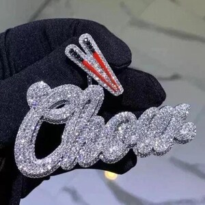 Colgante de moissanita auténtica de corte redondo de 3,50 quilates con nombre personalizado para hombre, chapado en oro blanco de 14 quilates, regalo para hombres y mujeres.