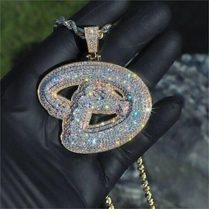 Colgante de moissanita de 4,00 quilates para hombre / Charm personalizable con inicial / Chapado en oro amarillo de 14 quilates / Joyería de hip hop / Regalo de cumpleaños