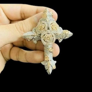 Colgante de cruz de moissanita de corte redondo de 3,00 ct. Cadena gratis. Chapado en oro de 14 quilates en dos tonos. Regalo de cumpleaños.