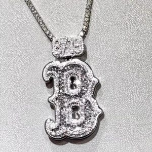 Colgante con letra personalizada de moissanita auténtica de corte esmeralda de 3,00 ct, chapado en oro blanco de 14 quilates. Idea de regalo.