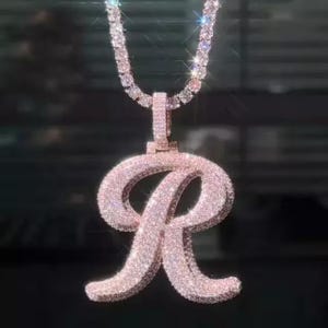 Colgante de moissanita auténtica de corte redondo de 3,10 quilates con letra personalizada, chapado en oro rosa de 14 quilates, regalo de cumpleaños sin cadena