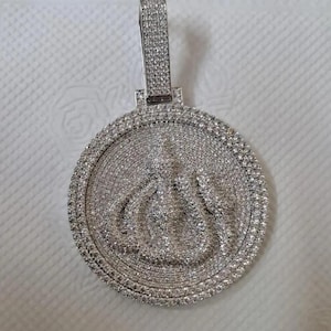 Colgante de moissanita auténtica de 4 quilates para hombre, personalizable, con el logo de ALLAH, dije personalizado, colgante de hip hop, colgante de moissanita, regalo de cumpleaños. Plata
