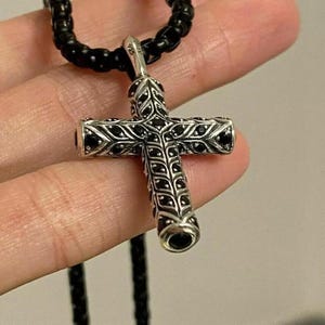 Colgante en forma de cruz con diamantes de talla redonda creados en laboratorio de 4,00 ct en plata bañada en oro blanco de 14 k. Regalo ideal de cumpleaños. Sin cadena.