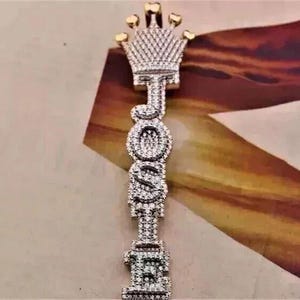 Colgante vertical personalizado de moissanita de corte redondo, chapado en oro rosa de 14 quilates, regalo para hombres y mujeres.