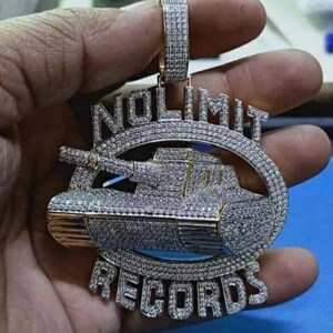 Colgante personalizado NO LIMIT RECORDS de plata 925 con moissanita redonda de 3,20 quilates y oro de dos tonos. Joyería de hip hop. Regalo de cumpleaños.