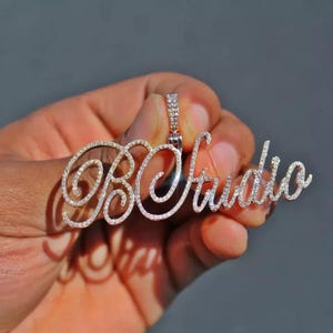 Colgante de moissanita auténtica de 2,00 cts. Colgante "NOMBRE" personalizado para hombre. Charm personalizado. Colgante de hip hop. Colgante de moissanita. Regalo de cumpleaños sin cadena.