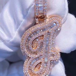 Pingente de letra inicial J_ de moissanite personalizado para homens e mulheres banhado a ouro rosa com um pingente