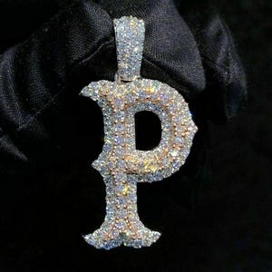 Pingente de moissanita real de 3,00 ct com corte redondo e letra P inicial banhado a ouro amarelo 14k