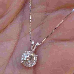 Colgante solitario de moissanita de corte redondo de 1,50 ct, creado en laboratorio, en plata de ley 925, chapado en oro blanco de 14 k.