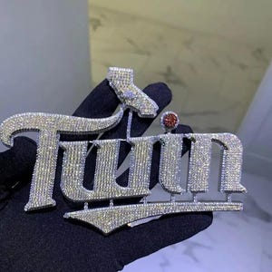 Colgante de moissanita auténtica de 2,50 cts. Colgante "NOMBRE" personalizado para hombre. Charm personalizado. Colgante de hip hop. Colgante de moissanita. Regalo de cumpleaños.