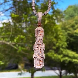Colgante de moissanita auténtica de corte redondo de 3,00 ct con letra personalizada, chapado en oro rosa de 14 quilates, regalo para hombres y mujeres.
