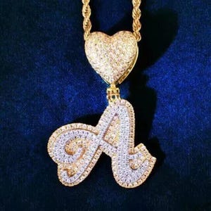 Colgante de moissanita auténtica de corte redondo de 2,30 quilates con inicial personalizada, estilo hip hop, chapado, regalo de cumpleaños, sin cadena.