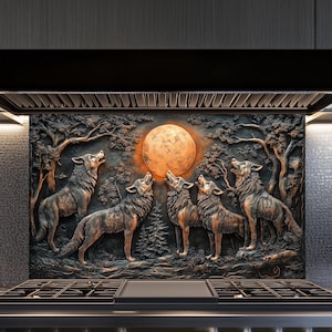 Puede incluir: Un protector contra salpicaduras de cocina decorativo con una escultura en relieve de lobos aullando a la luna llena. La obra de arte es en tonos grises y marrones, con una gran luna naranja en el centro. Los lobos están rodeados de árboles.