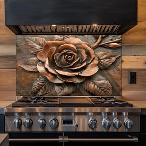 Pode incluir: Um fogão de aço inoxidável com um forno preto e um protetor contra respingos de cobre em forma de rosa. O fogão tem quatro queimadores e um painel de controle com botões.