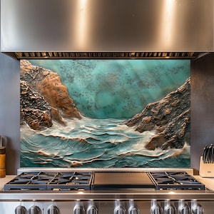 Puede incluir: Un protector de salpicaduras de cocina con un diseño en relieve 3D de olas del océano rompiendo contra acantilados rocosos. El fondo es azul turquesa con un acabado texturizado.