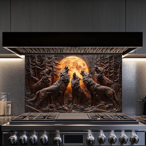 Puede incluir: Salpicadero de cocina decorativo con un relieve tallado de lobos aullando a la luna llena. La obra de arte es en tonos marrones y naranjas, con un fondo de bosque. Instalado sobre una cocina de gas.