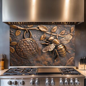 Peut inclure: Une crédence de cuisine en bronze avec un motif d'abeille et de nid d'abeille. L'abeille est en vol et le nid d'abeille a la forme d'une sphère.