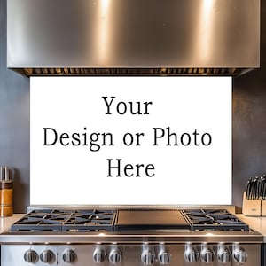 Könnte beinhalten: Edelstahl-Dunstabzugshaube über einem Gasherd. Eine weiße Tafel zeigt den Text "Your Design or Photo Here". Der Herd hat sechs Brenner und eine Grillplatte. Messer befinden sich in einem Holzblock auf der rechten Seite.