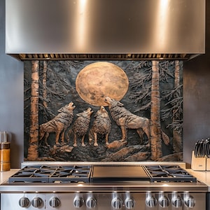 Puede incluir: Un protector de salpicaduras de metal de tono cobre con un diseño 3D de lobos aullando a la luna en un entorno de bosque.