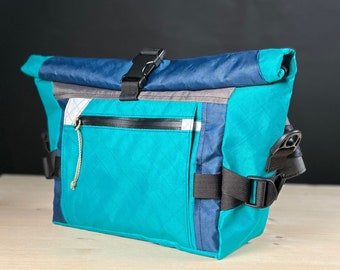 RoamFree - handgefertigte Rolltop-Hüfttasche: Wasserfest & Recycelt - Ideal für den Alltag und Fahrradfahren | Crossbody Bag, Lenkertasche