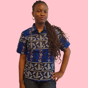 Gender-Neutral Short-Sleeve Shirt – Black with Blue & White African Print Detail