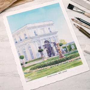 Puede incluir: Pintura a la acuarela de un edificio blanco con un cielo azul claro de fondo. El edificio tiene múltiples ventanas y una fachada detallada. Una fuente y un jardín cuidado están frente al edificio. El texto "TANEYTOWN, MD, 2026" está en la parte inferior.