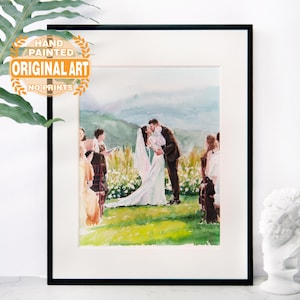 Puede incluir: Pintura acuarela de una ceremonia de boda. La novia y el novio se besan en primer plano, mientras que los invitados est&aacute;n sentados en el fondo. La pintura est&aacute; enmarcada en un marco negro.