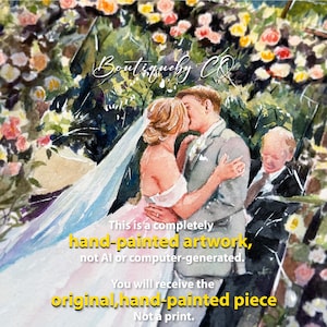 Puede incluir: Una pintura de acuarela de una pareja de bodas bes&aacute;ndose bajo un arco floral. La novia lleva un vestido blanco y velo, y el novio lleva un traje gris. La pintura est&aacute; firmada "Boutiqueby Co" e incluye el texto "Esta es una obra de arte completamente pintada a mano, no AI o generada por computadora. Recibir&aacute;s la pieza original, pintada a mano. No una impresi&oacute;n."