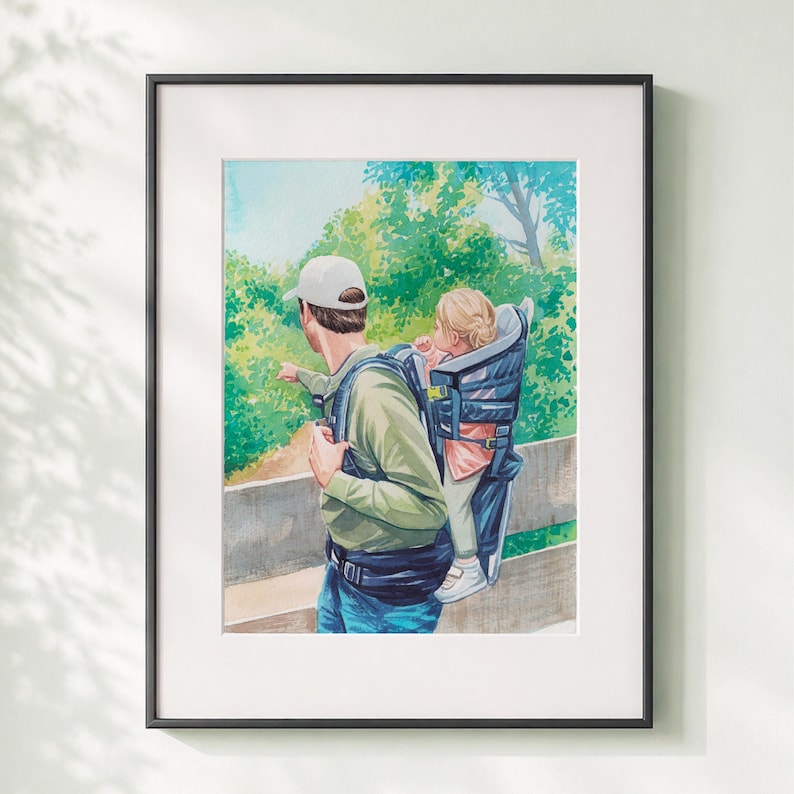 Pu&ograve; includere: Dipinto ad acquerello di una persona che trasporta un bambino in un marsupio. La persona indossa una camicia verde, jeans blu e un berretto bianco, indicando un paesaggio verde. Il bambino indossa una camicia rosa.