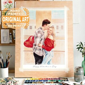 Könnte beinhalten: Handgemalter Original-Kunstdruck eines sich umarmenden Paares mit einem roten herzförmigen Ballon. Das Kunstwerk zeigt einen Mann, der eine Frau auf die Stirn küsst, mit den Worten "Happy Valentine's Day" unten. Das Kunstwerk ist auf einem Holzrahmen montiert.