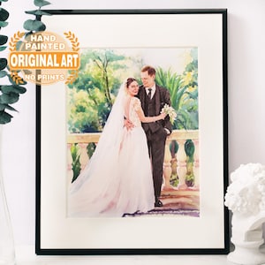Puede incluir: Una pintura de acuarela de una pareja con atuendo de boda. La novia lleva un vestido blanco y velo, y el novio lleva un traje oscuro. Est&aacute;n de pie frente a un exuberante fondo verde con una barandilla de piedra.