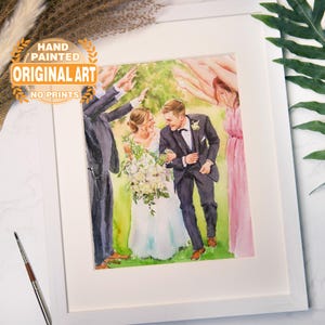 Puede incluir: Una pintura de acuarela de una pareja de bodas caminando por el pasillo, rodeada de su fiesta de bodas. La novia lleva un vestido blanco y el novio lleva un traje negro. La pintura est&aacute; ambientada en un fondo verde con un cielo azul claro.