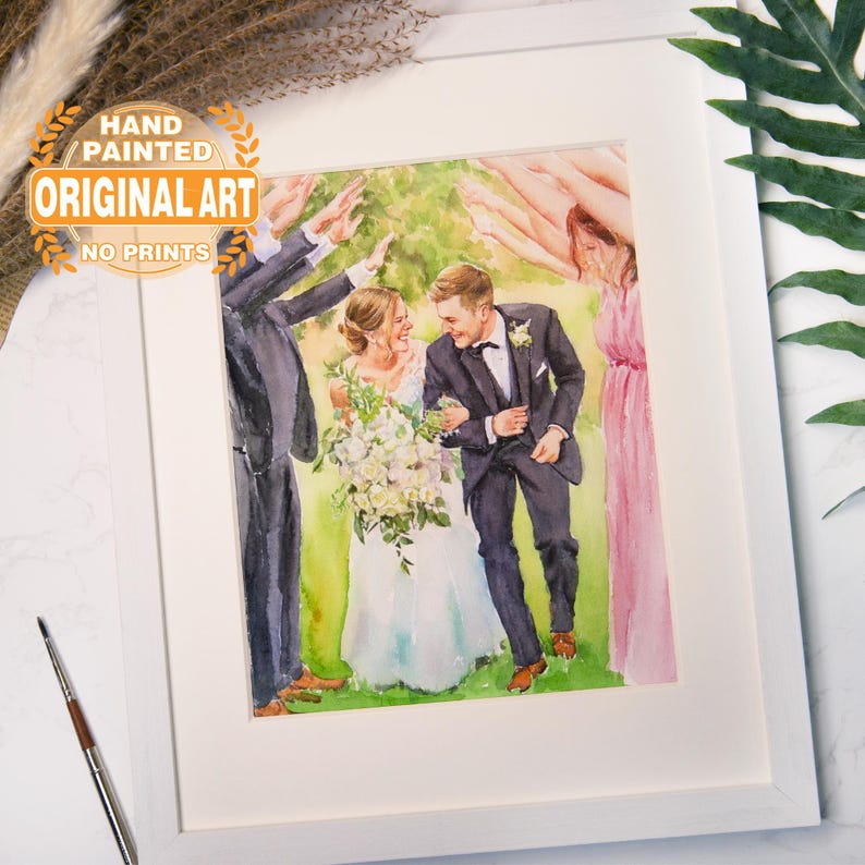 Puede incluir: Una pintura de acuarela de una pareja de bodas caminando por el pasillo, rodeada de su fiesta de bodas. La novia lleva un vestido blanco y el novio lleva un traje negro. La pintura est&aacute; ambientada en un fondo verde con un cielo azul claro.