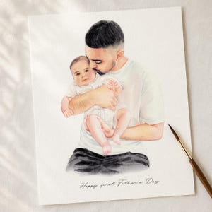 Pu&ograve; includere: Dipinto ad acquerello di un padre che tiene in braccio un bambino, entrambi con camicie bianche. Il padre sta baciando la testa del bambino. Il dipinto &egrave; firmato "Happy first Father's Day" in corsivo. Un pennello &egrave; nell'angolo in basso a destra.