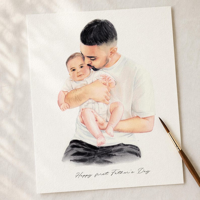 Pu&ograve; includere: Dipinto ad acquerello di un padre che tiene in braccio un bambino, entrambi con camicie bianche. Il padre sta baciando la testa del bambino. Il dipinto &egrave; firmato "Happy first Father's Day" in corsivo. Un pennello &egrave; nell'angolo in basso a destra.