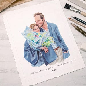 Pu&ograve; includere: Ritratto ad acquerello di una coppia che si abbraccia, con un mazzo di fiori. L'uomo indossa un blazer blu e la donna un cappotto blu. L'opera include il testo "A sweet ending to a new beginning!" e l'anno 2026.