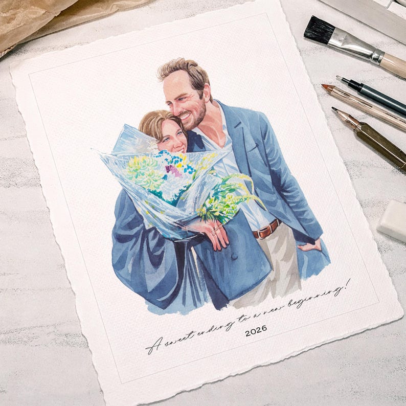 Pu&ograve; includere: Ritratto ad acquerello di una coppia che si abbraccia, con un mazzo di fiori. L'uomo indossa un blazer blu e la donna un cappotto blu. L'opera include il testo "A sweet ending to a new beginning!" e l'anno 2026.