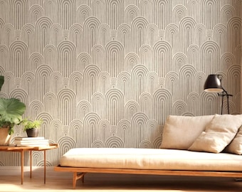 Könnte beinhalten: Eine Tapete in neutralen Tönen mit einem sich wiederholenden Bogenmuster bedeckt die Wand. Vor der Wand steht ein Daybed aus Holz mit beigen Kissen. Ein kleiner Beistelltisch aus Holz trägt eine Topfpflanze und Bücher. Eine schwarze Lampe ist in der Nähe positioniert.