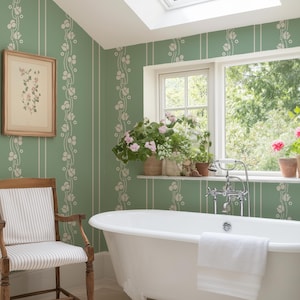 Carta da parati a righe con fiori di tulipano semplice in rosa, nero, verde e oro. Rimovibile, stacca e attacca, vinile e pre-incollato I Art Nouveau Interior