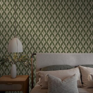 Papel de parede clássico atemporal de damasco – Design de ornamento de flor de lis em verde escuro e azul I Elegância vintage para uma estética de época