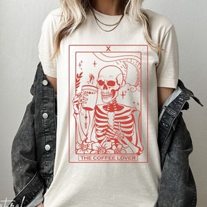 Camisa de tarot amante del café Me encanta la camisa de la carta del tarot del café Camiseta gráfica para mujer Esqueleto Tarot Carta Esqueleto con cuello redondo amante del café