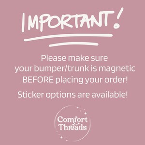K&ouml;nnte beinhalten: Eine altrosa Infografik mit wei&szlig;em Text, der lautet: IMPORTANT! Please make sure your bumper/trunk is magnetic BEFORE placing your order! Sticker options are available! Unten befindet sich das kreisf&ouml;rmige Logo von Comfort Threads.
