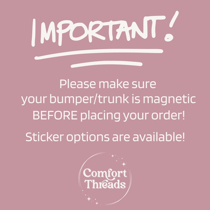 K&ouml;nnte beinhalten: Eine altrosa Infografik mit wei&szlig;em Text, der lautet: IMPORTANT! Please make sure your bumper/trunk is magnetic BEFORE placing your order! Sticker options are available! Unten befindet sich das kreisf&ouml;rmige Logo von Comfort Threads.
