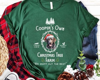 Labrador Retriever Weihnachtshemd Hundename Weihnachtshemd Labrador Mama T-Shirt Geschenk für Schokoladen Labrador Liebhaber Weihnachtsbaum Bauernhof Hundename T-Shirt