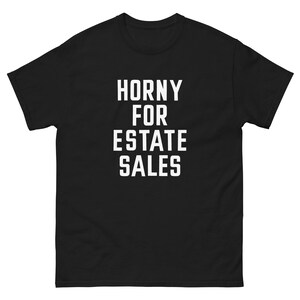 Camiseta unisex en blanco y negro con mensaje "Hot for Estate Sales", minimalista, con diseño termoadhesivo de inspiración vintage.